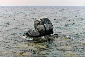 cala secreta a lo largo del lago tahoe en nevada con un cielo brumoso debido a los incendios forestales cercanos en california. foto