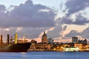 puerto de la habana vista a la habana vieja desde el barrio de regla en cuba. foto