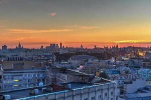 vista panorámica del horizonte de moscú durante la puesta de sol en rusia. foto