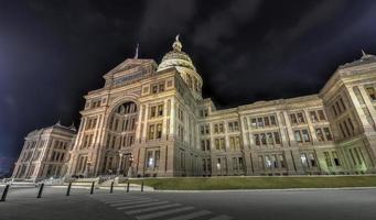 el edificio del capitolio del estado de texas, noche foto