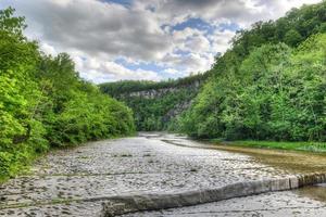 camino a las cataratas taughannock, nueva york foto