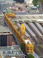 estación de tren de flinders street, un edificio icónico de melbourne, australia, victoria. construido en 1909. foto