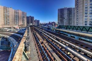 línea elevada en la estación de metro West 8th Street en Brooklyn, Nueva York foto