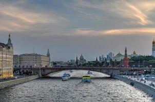 crucero navegando por el río moskva, moscú, rusia al atardecer. foto