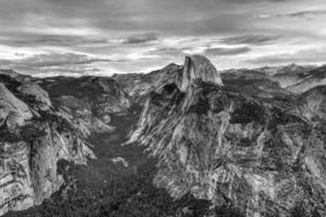 punto del glaciar, un mirador con una vista imponente del valle de yosemite, la mitad del domo, las cataratas de yosemite y las tierras altas de yosemite. foto