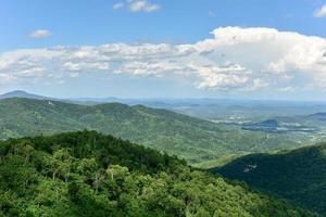 vista del valle de shenandoah y las montañas blue ridge desde el parque nacional de shenandoah, virginia foto