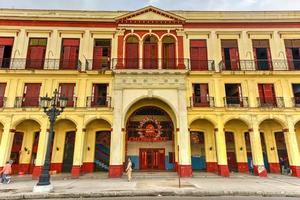 La Habana, Cuba - 8 de enero de 2017 - edificio de chocolate para niños que lleva el nombre del boxeador cubano que luchó durante la década de 1930. la práctica del boxeo es gratuita en la isla caribeña. foto