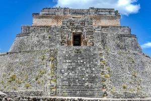 la piramide del mago en uxmal, yucatan, mexico. es la estructura más alta y más reconocible de uxmal. foto