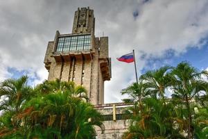 la embajada de rusia en la habana, cuba es un llamativo edificio constructivista en el distrito de miramar de la ciudad. algunos lo comparan con una espada, otros con una jeringa, 2022 foto