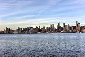 horizonte de la ciudad de nueva york visto desde weehawken, nueva jersey. foto