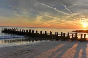 playa de coney island al atardecer. foto