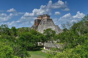 la piramide del mago en uxmal, yucatan, mexico. es la estructura más alta y más reconocible de uxmal. foto