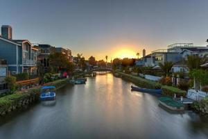 el área icónica de los canales de venecia en venecia, california, estados unidos foto