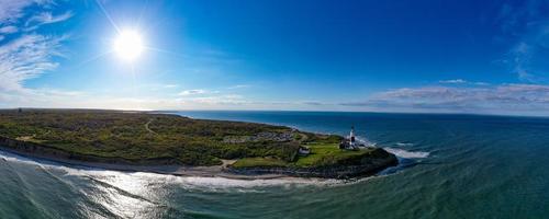 vista aérea del faro y la playa de montauk en long island, nueva york, estados unidos. foto