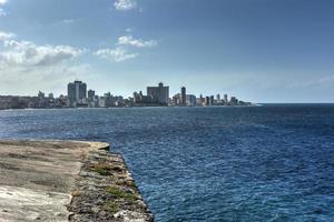 vista panorámica del barrio vedado de la habana desde el castillo de los tres reyes del morro en la habana, cuba. foto