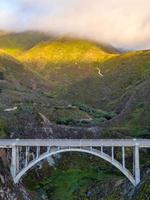 puente de rocky creek, puente de arco spandrel en california, big sur en el condado de monterey, estados unidos foto