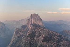 punto del glaciar, un mirador con una vista imponente del valle de yosemite, la mitad del domo, las cataratas de yosemite y las tierras altas de yosemite. foto