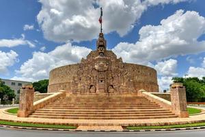 monumento a la patria a lo largo del paseo montejo en yucatan, merida, mexico. foto