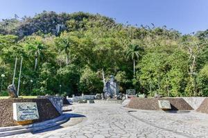 memorial a los malagones de la comunidad de el moncada, la primera milicia rural de cuba. estaba compuesto por 12 hombres que desarraigaron una banda contrarrevolucionaria de las montañas cercanas en 1959. foto