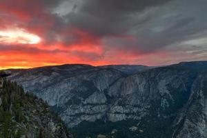 puesta de sol en el punto del glaciar, un mirador con una vista imponente del valle de yosemite, la mitad del domo, las cataratas de yosemite y el país alto de yosemite. foto