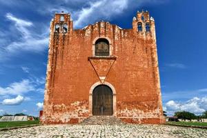 iglesia católica san mateo de santa elena, yucatán, méxico durante el día. foto