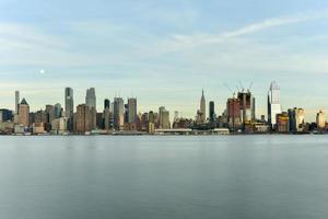 horizonte de la ciudad de nueva york visto desde weehawken, nueva jersey. foto