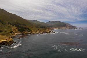 vista de la costa rocosa del pacífico desde el parque estatal garrapata, california. foto