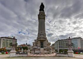 plaza del marqués de pombal en lisboa, portugal. marqués está en la parte superior, con un león -símbolo de poder- a su lado. foto