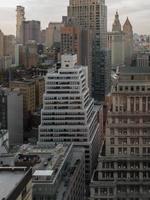 horizonte aéreo del centro de la ciudad de nueva york en la noche hacia el atardecer. foto