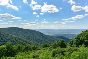 vista del valle de shenandoah y las montañas blue ridge desde el parque nacional de shenandoah, virginia foto