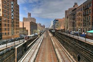 línea ferroviaria metro-norte en manhattan a medida que van desde abajo hacia arriba en la calle 97 este en la ciudad de nueva york. foto