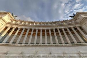 altar de la patria también conocido como el monumento nacional a victor emmanuel ii en roma, italia. foto