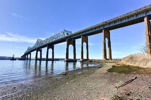 el cruce del puente exterior es un puente en voladizo que se extiende sobre Arthur Kill. el puente exterior, como se le suele llamar, conecta perth amboy, nueva jersey, con staten island, nueva york. foto