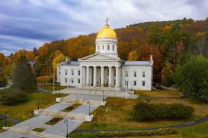 el edificio del capitolio estatal en montpelier vermont, estados unidos. la actual estructura de renacimiento griego es el tercer edificio en el mismo sitio que se utilizará como la casa del estado. fue ocupado en 1859. foto