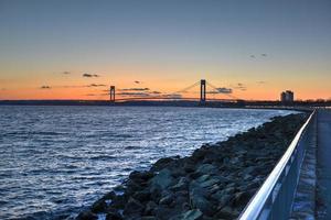 verrazano estrecha puente al atardecer foto