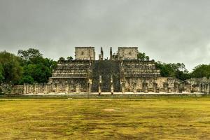 templo de los guerreros, templo de los guerreros, chichén itzá en yucatán, méxico, patrimonio de la humanidad por la unesco. foto