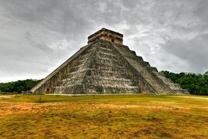 pirámide de kukulkan en chichén itzá, la antigua ciudad maya en la región de yucatán en méxico. foto