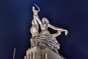 moscú, rusia - 22 de julio de 2019 - famoso monumento soviético del trabajador y la mujer koljosiana del escultor vera mukhina por la noche. fabricado en acero inoxidable en 1937. foto