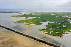 La calzada de la provincia, también conocida como el paseo del rompeolas, es una colección desigual de rocas que permite a los excursionistas cruzar el puerto y llegar a la punta del cabo. foto