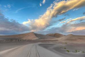 dunas de arena a lo largo del desierto de amargosa al atardecer foto