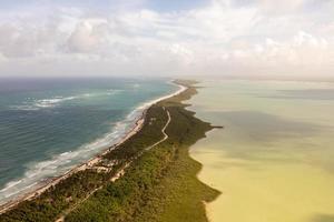 paisaje aéreo escénico de la península de tulum en quintana roo, méxico. foto