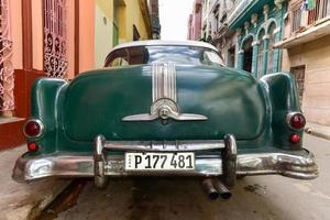 la habana, cuba - 8 de enero de 2017 - coche clásico en la habana vieja, cuba. foto