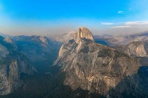 punto del glaciar, un mirador con una vista imponente del valle de yosemite, la mitad del domo, las cataratas de yosemite y las tierras altas de yosemite. foto