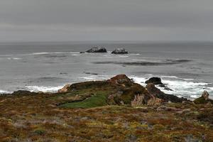 vista de la costa rocosa del pacífico desde el parque estatal garrapata, california. foto