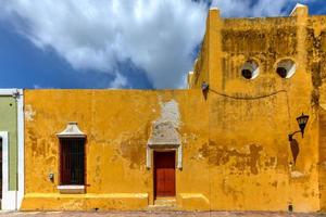 la hermosa iglesia amarilla de san roque en la ciudad colonial amurallada de campeche, méxico. foto