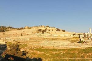 el monte de los olivos en jerusalén oriental al atardecer. foto