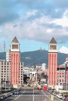 torre veneciana en la plaza de espanya en barcelona, españa. foto