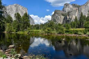 vista del valle de yosemite en el parque nacional de yosemite. el valle de yosemite es un valle glaciar en el parque nacional de yosemite en las montañas occidentales de sierra nevada del centro de california. foto