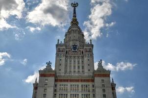 universidad estatal lomonosov de moscú, icónico edificio estalinista en moscú, rusia, 2022 foto