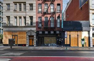 ciudad de nueva york, nueva york - 11 de junio de 2020 - tienda cerrada durante la pandemia de covid-19, con ventanas tapiadas para proteger contra saqueos como resultado de protestas contra la brutalidad policial. foto